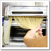 パスタを作るシェフの腕